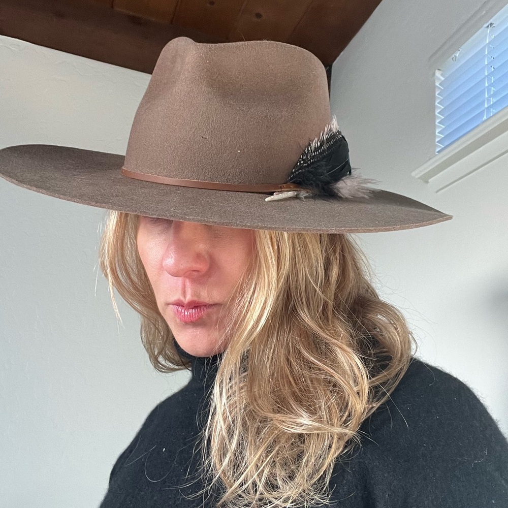 Beautiful felt hat- perfect condition, great for a gal or guy